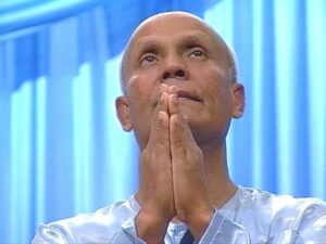 Šri Činmoj u meditaciji sa sklopljenim rukama